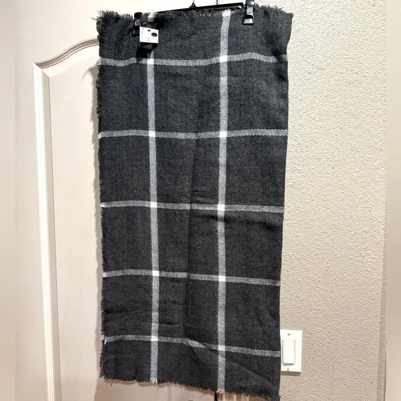 NWT H & M gray and white plaid blanket scarf with frayed edge - Picture 2 of 3
